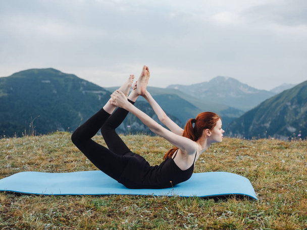Kobieta robi jogi Mata do ćwiczeń dla fitness natura świeże powietrze góry - Zdjęcie, obraz