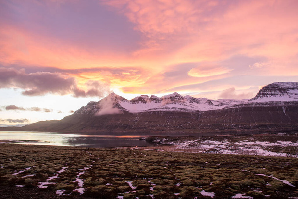 Der Sonnenuntergang im Berufjordur-Fjord in der ostisländischen Landschaft - Foto, Bild