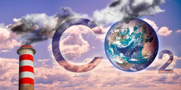 Obecność CO2 w atmosferze - obraz koncepcyjny z obrazem Ziemi planety NASA na zachmurzone niebo i wysoki betonowy komin emituje CO2 i niebezpieczne opary - Zdjęcie, obraz