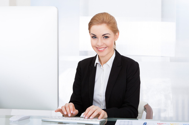 Businesswoman Using Computer - Foto, Imagem