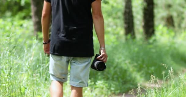Άνθρωπος φωτογράφος με φωτογραφική μηχανή στο χέρι με τα πόδια εξωτερική - Πλάνα, βίντεο