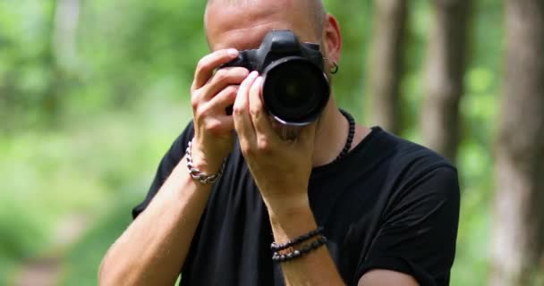 Muž fotograf fotit s profesionální kamerou venkovní - Záběry, video