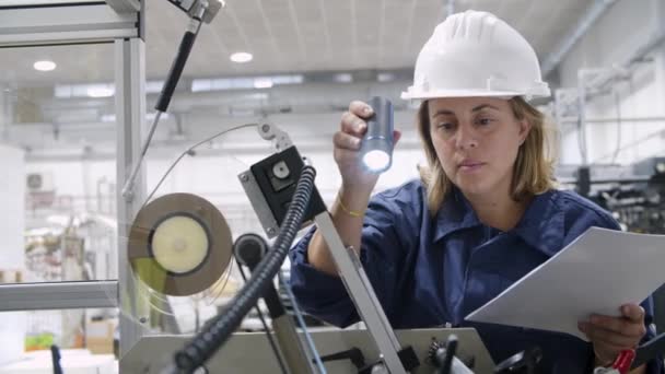 Технические характеристики оборудования серьезных женщин-работников завода - Кадры, видео