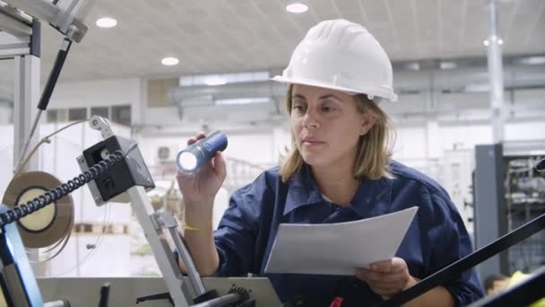 機械を調べる中年女性工場技術者 - 映像、動画
