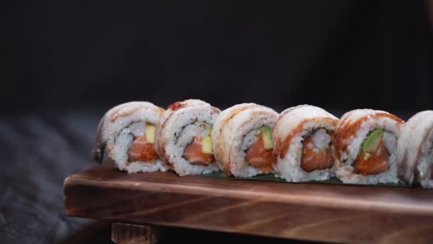 Kamera se pohybuje podél prkna se sushi rolkami - Záběry, video