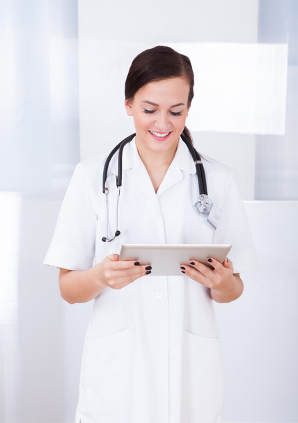 デジタル タブレットを使用して女性の医者 - 写真・画像