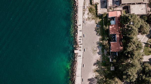 Vista aérea del grupo de personas que monta bicicletas en la bahía de Kotor (Boka Kotorska), Montenegro, Europa - Foto, imagen