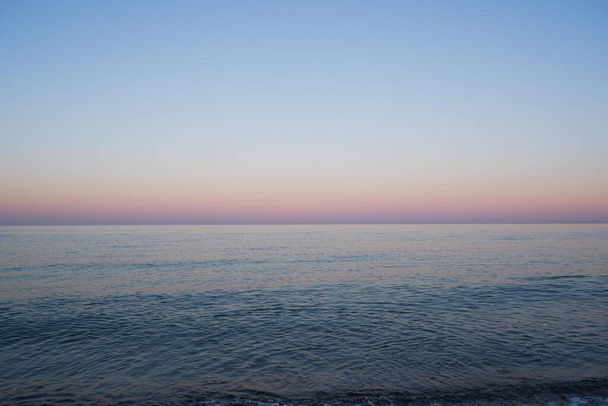 Морський пляж блакитне небо пісок релаксація краєвид для дизайну листівки і календаря
. - Фото, зображення
