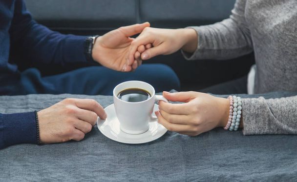 Homme et femme à table avec une tasse de café. Concentration sélective. Les gens. - Photo, image