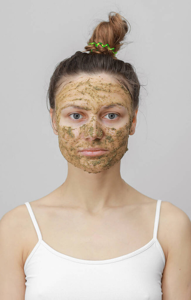 Όμορφη γυναίκα με φυσική μάσκα προσώπου καθαρή αναζωογόνηση του δέρματος που απομονώνεται σε λευκό φόντο. φροντίδα του δέρματος. οικολογική μάσκα - Φωτογραφία, εικόνα