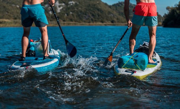 Genç sporcu bir SUP ile yarışmam nehirde ayakta duran bir sörf tahtasıyla - Fotoğraf, Görsel
