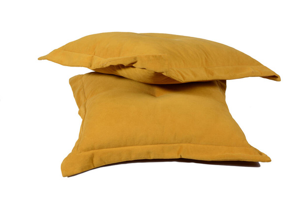 Две желтые подушки для дивана. изолированный на белом, копировальном пространстве. mockup. - Фото, изображение