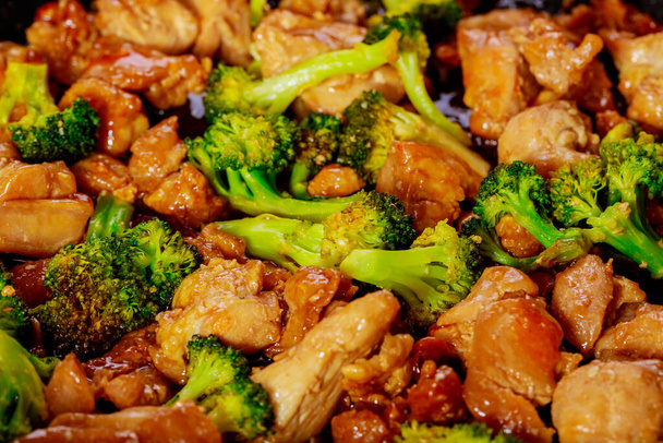 Zamknąć smażonego kurczaka z brokułami w sosie słodko-kwaśnym. Mączka azjatycka. - Zdjęcie, obraz