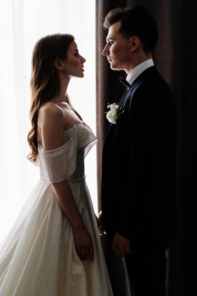 Silhouettes. profiles of the bride and groom in the background of the window.  - Foto, Imagen
