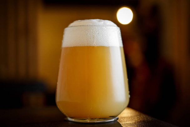 Bierglas in einer Bar - Foto, Bild