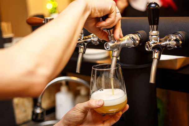Nalévání piva z kohoutku v baru - Fotografie, Obrázek