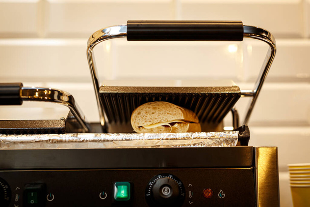 Torradeira de sanduíche com torrada e ingredientes - Foto, Imagem