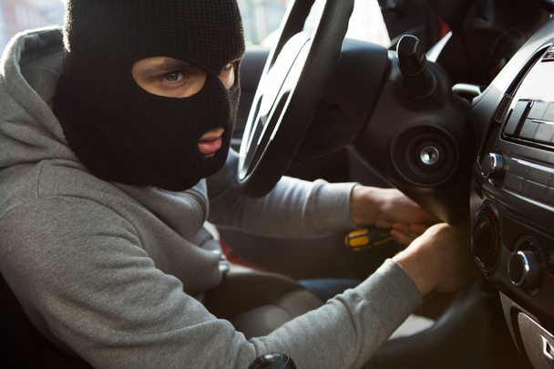 Thief Using Screwdriver In Car - Foto, immagini