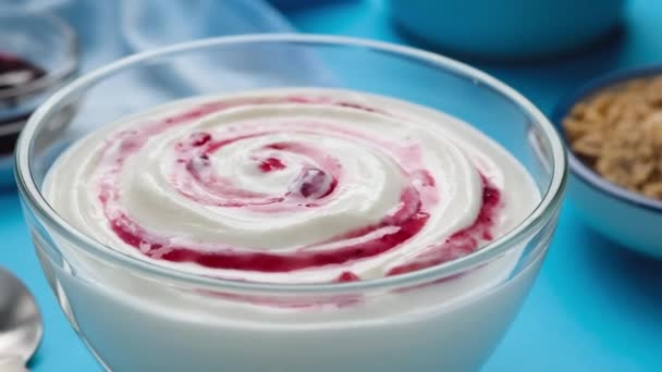 Joghurt mit Beerenmarmelade, Schlagsahne aus Blaubeeren - Filmmaterial, Video