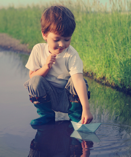 little boy play in water - Foto, immagini