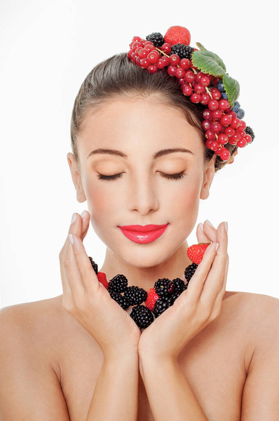 Piękna modelka z dojrzałymi jagodami. kolorowe jagody. Piękny makijaż, soczyste i seksowne usta. - Zdjęcie, obraz