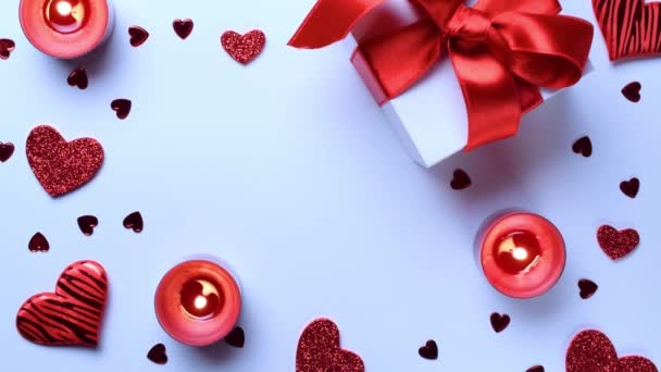 Coeur Saint Valentin, boîte cadeau romantique, bougie d'amour rouge sur fond blanc. Sainte Valentin, fête des mères, cartes de vœux d'anniversaire, invitation, concept de fête - Séquence, vidéo