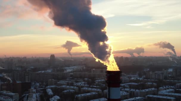 Rook van een tabakspijp op een zonsondergang winter stad. - Video