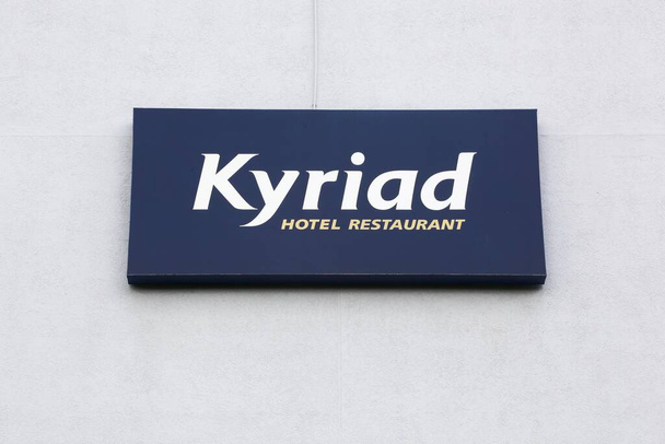 Bourg, Francia - 26 de septiembre de 2020: logotipo del hotel Kyriad en una pared. Kyriad es una cadena hotelera en Francia y pertenece al grupo de hoteles Louvre - Foto, imagen