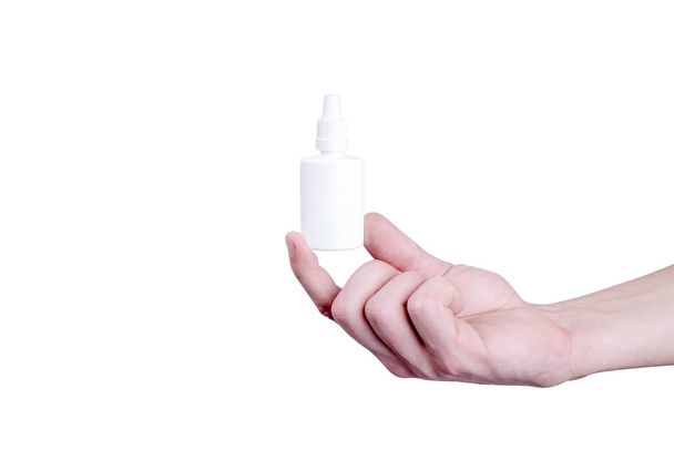 persoon houden in de arm witte neusspray fles. geïsoleerd op witte achtergrond - Foto, afbeelding