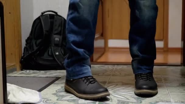 Mannelijke voeten in leren laarzen, schoenen, blauwe jeans met rugzak. 4K - Video