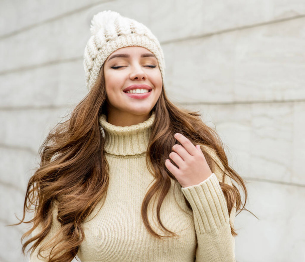 Beautiful smiling brunette woman in hat. Winter season. - Фото, изображение