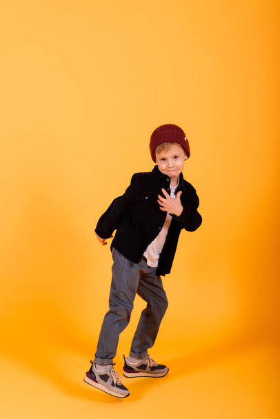 Funny kid, handsome little boy, surprised nine years old child, studio - Foto, Bild