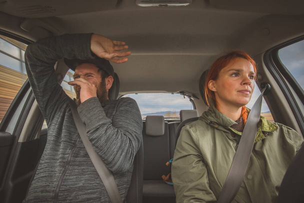 Une femme conduit tranquillement une voiture et un homme assis à côté a peur. Coconducteur totalement effrayé à cause de la conduite imprudente et imprudente d'une femme. - Photo, image