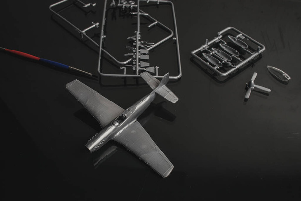 Detaily plastového modelu resinové resinové stavebnice. Části plastového modelu letounu v rámu čekajícím na sestavení. - Fotografie, Obrázek