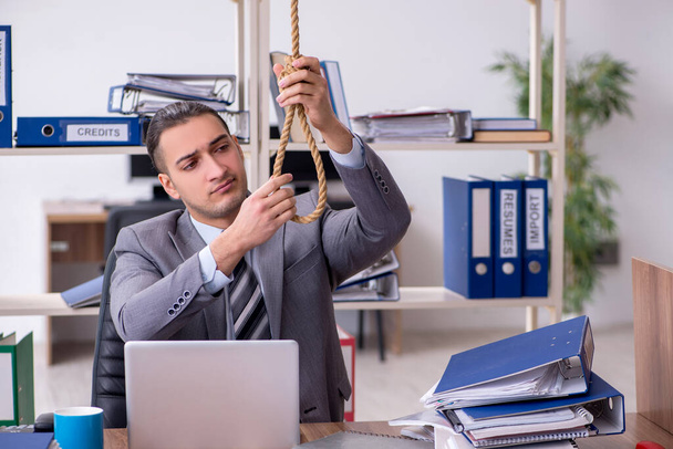 Jeune employé masculin se suicidant sur le lieu de travail - Photo, image