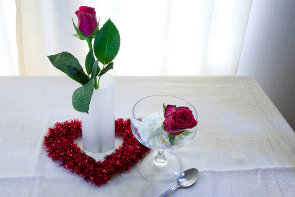 La rosa rossa è il simbolo tradizionale per amore e romanticismo; San Valentino è di solito associato con rose.È importante davvero impressionare il vostro San Valentino! Fai il giorno del tuo vero amore con le rose rosse di San Valentino . - Foto, immagini