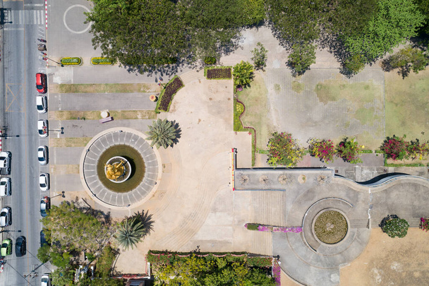 Top view légi felvétel repülő drón egy városi park kertészeti felülnézetből. - Fotó, kép