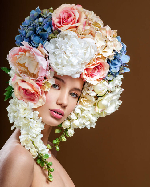 Beautiful woman with flowers in her hair. Bouquet of Beautiful Flowers. Hairstyle with flowers. Nature Hairstyle. - Foto, Imagem