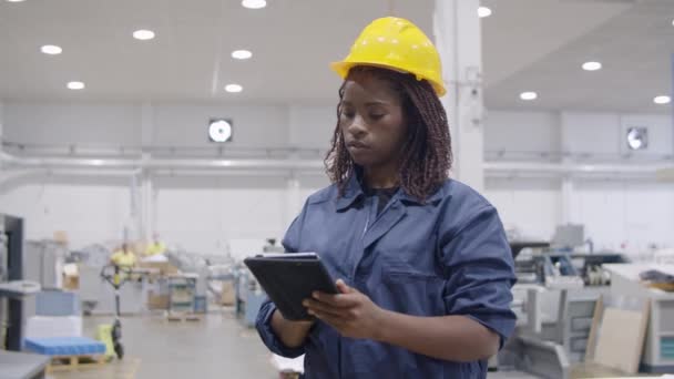Female Black factory worker working on plant floor - Footage, Video