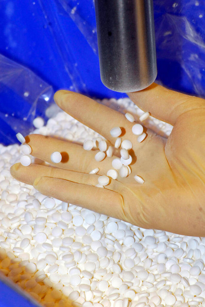 výroba tablet a léků ve farmaceutickém průmyslu, zdravotnictví a medicíně - Fotografie, Obrázek