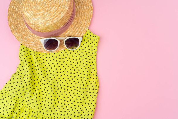 Stílusos nyári ruha a nő pasztell rózsaszín háttér - Fotó, kép