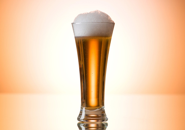 szklanki piwa przed kolorowe tło gradientowe - Zdjęcie, obraz