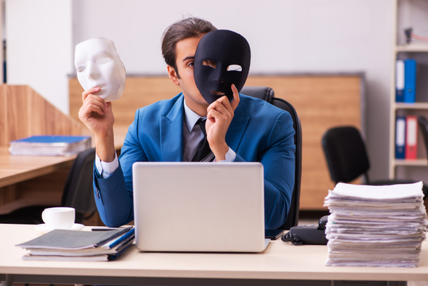 若い男性従業員がオフィスでマスクを着用 - 写真・画像