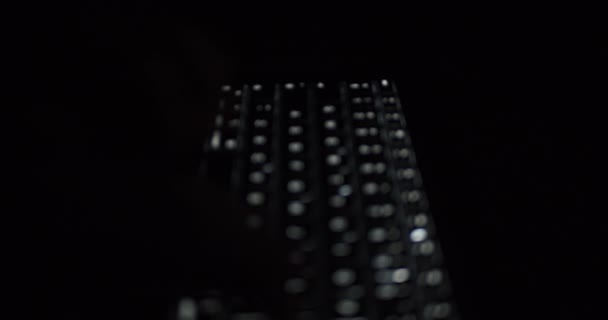 Geceleri arka planda klavyeye parmak yazma - siber suç hackleme konsepti - soyut çözünmüş görüntü - Video, Çekim