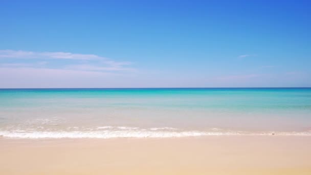 Phuket plajı, deniz kumu ve gökyüzü. Yaz günü deniz manzaralı bir yer. Plaj bölgesi. Karon Sahili, Phuket, Tayland 'da. 15 Haziran 2020 tarihinde. 4K UHD. Video Klipi - Video, Çekim