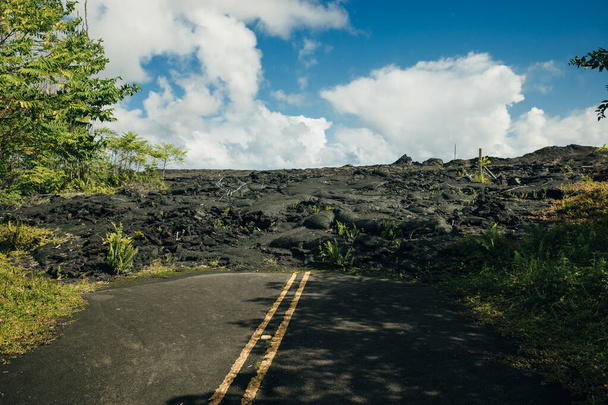 2018 Kilauea Patlaması 'ndan Taze Lavlar Leilani Gayrimenkulleri Yolu, Büyük Hawaii Adası, ABD - Fotoğraf, Görsel