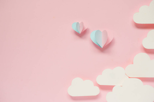 Fondo de San Valentín con papel cortado en forma de corazón y doblado como globo flotando en el aire colocado sobre fondo rosa. - Foto, Imagen