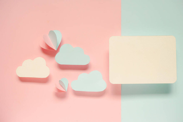 Carte de voeux pour la Saint-Valentin concept avec du papier découpé en forme de cœur et plié comme un ballon flottant dans l'air placé sur fond couleur. - Photo, image