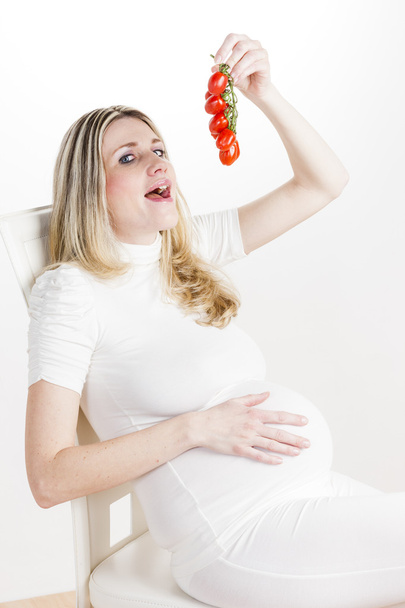 Nainen syö tomaatteja
 - Valokuva, kuva