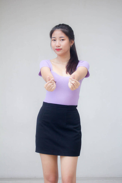 Porträt von thai adult office girl give heart - Foto, Bild
